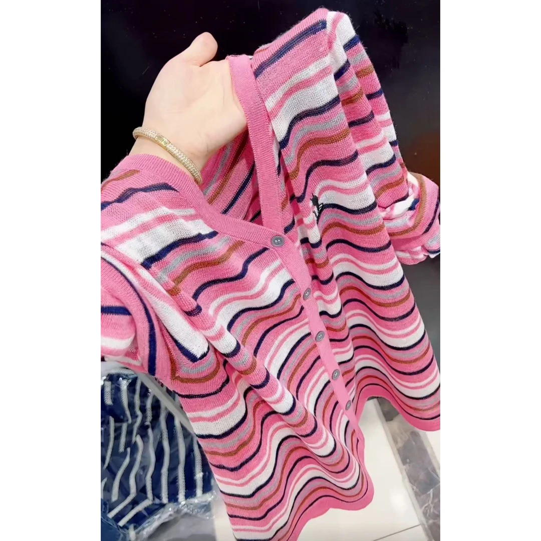 今年流行穿搭2025早秋新款温柔风条纹薄款毛针织衫单排扣长袖上衣