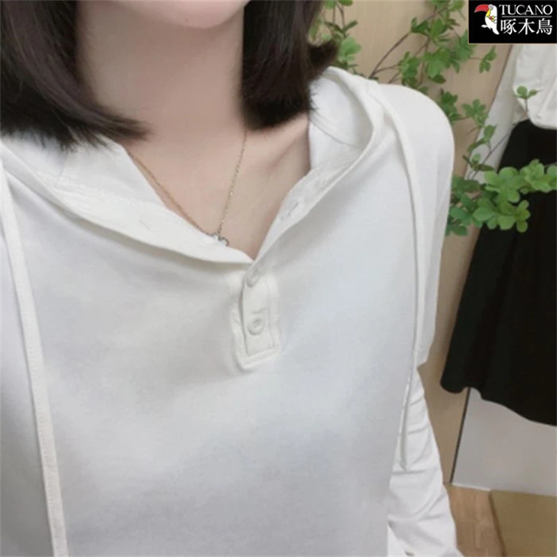 啄木鸟秋季简约休闲连帽纽扣上衣2025年新款时尚减龄显瘦长袖T恤