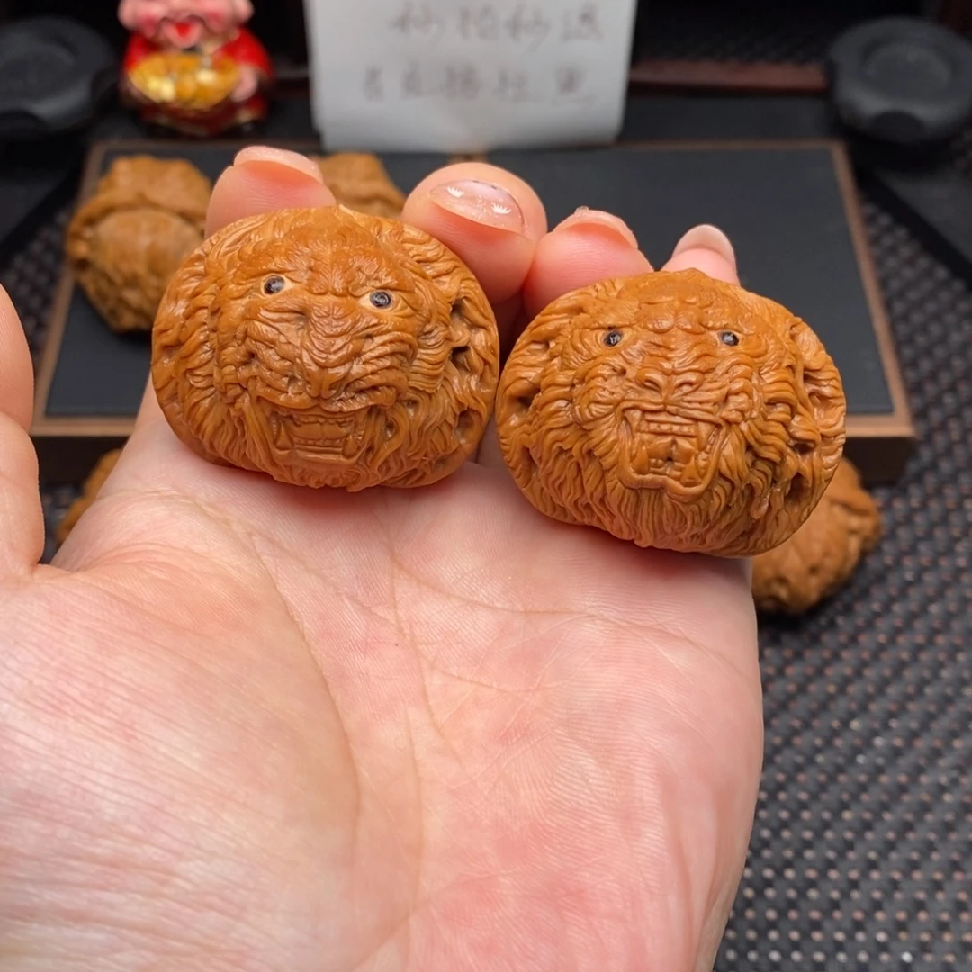 文玩核桃把件纯手工雕刻狮子头42尺铁锤