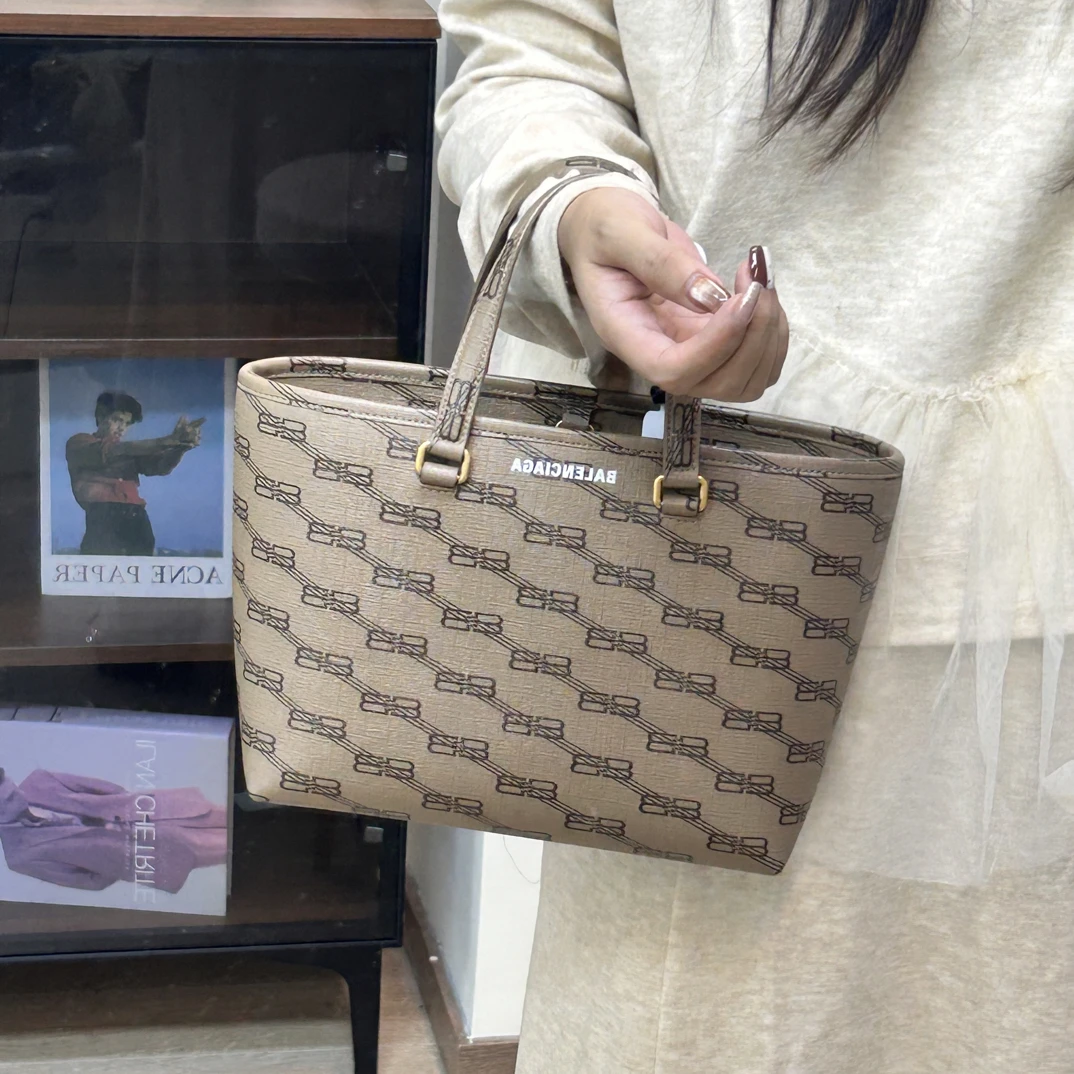 95新 Balenciaga/巴黎世家 闲置新菜篮子手提可斜挎字母款