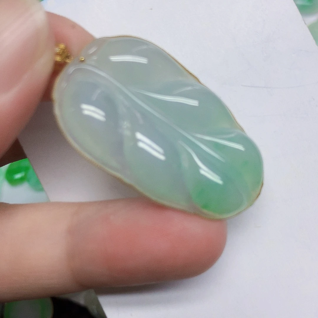 翡翠18K金镶嵌颈饰叶子