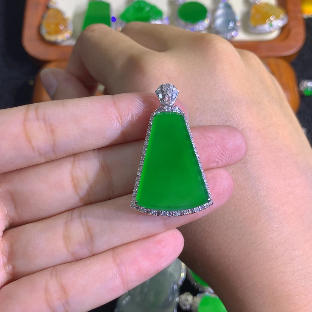 A***i翡翠18K金镶嵌颈饰