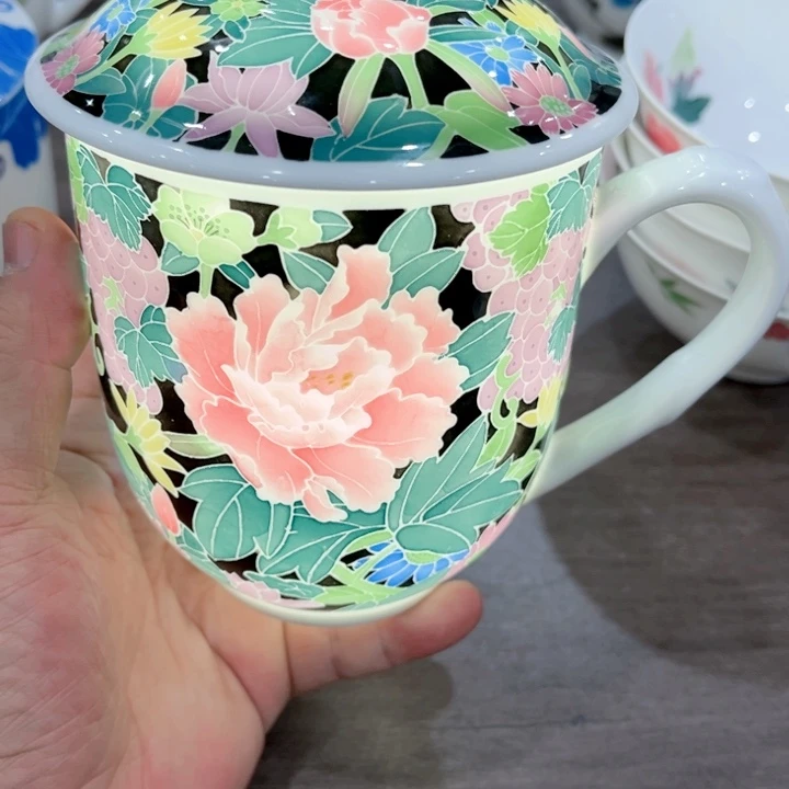 盘釉下五彩的瓷器和瓷器