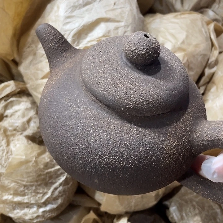 茶壶紫砂原矿泥料手工制作的一把紫砂壶。