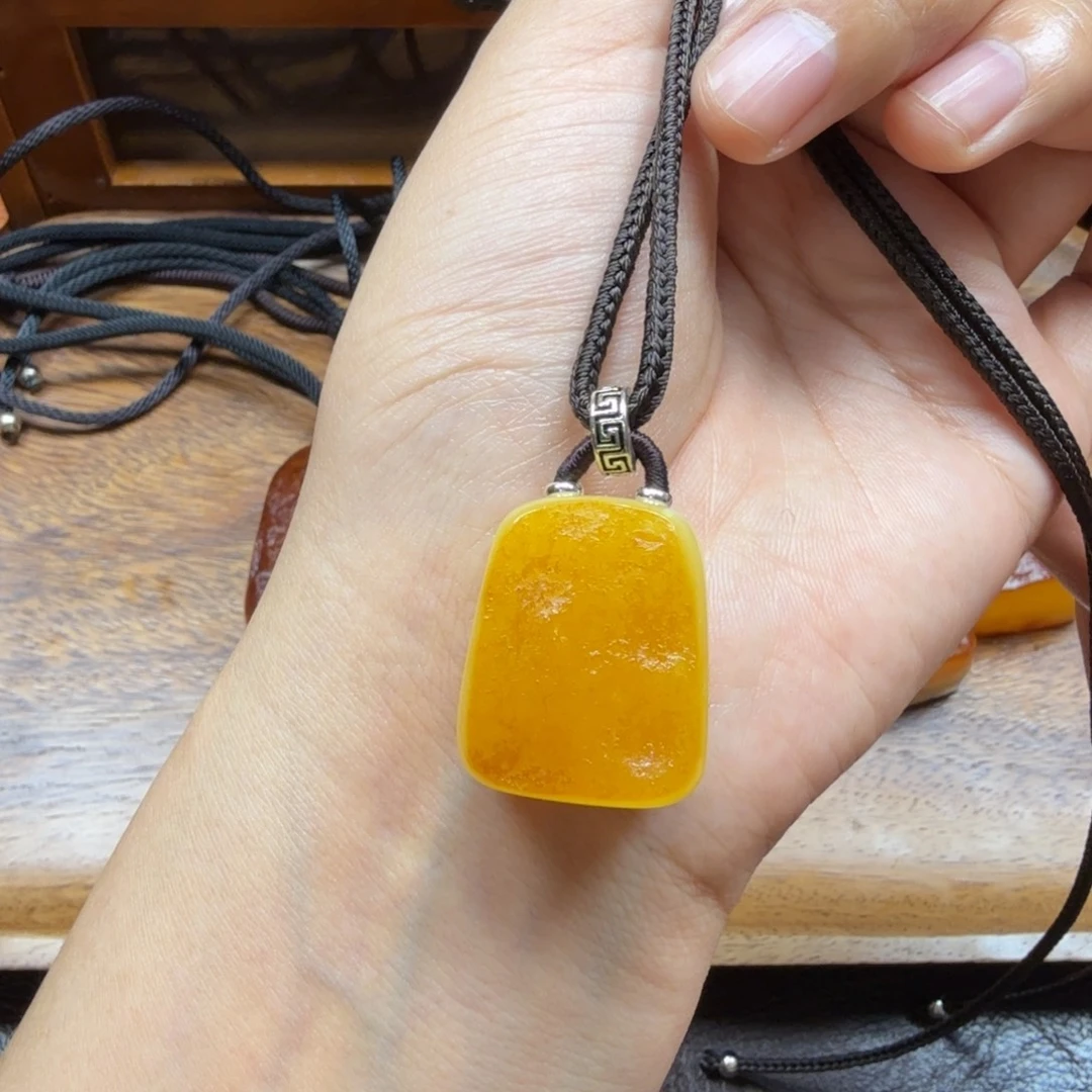 琥珀未镶嵌吊坠(赠链)