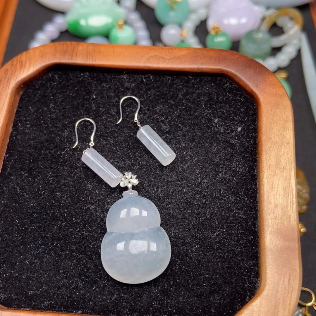 翡翠未镶嵌颈饰一套