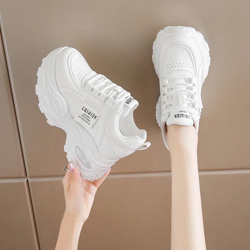 新款秋季时尚皮面女厚底休闲单鞋百搭内增高透气小个子运动鞋