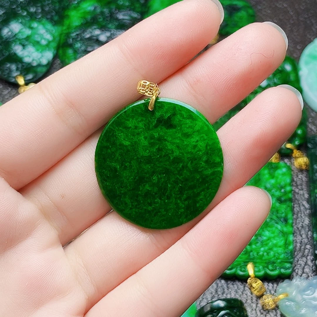 颈饰18K金镶嵌翡翠多样性