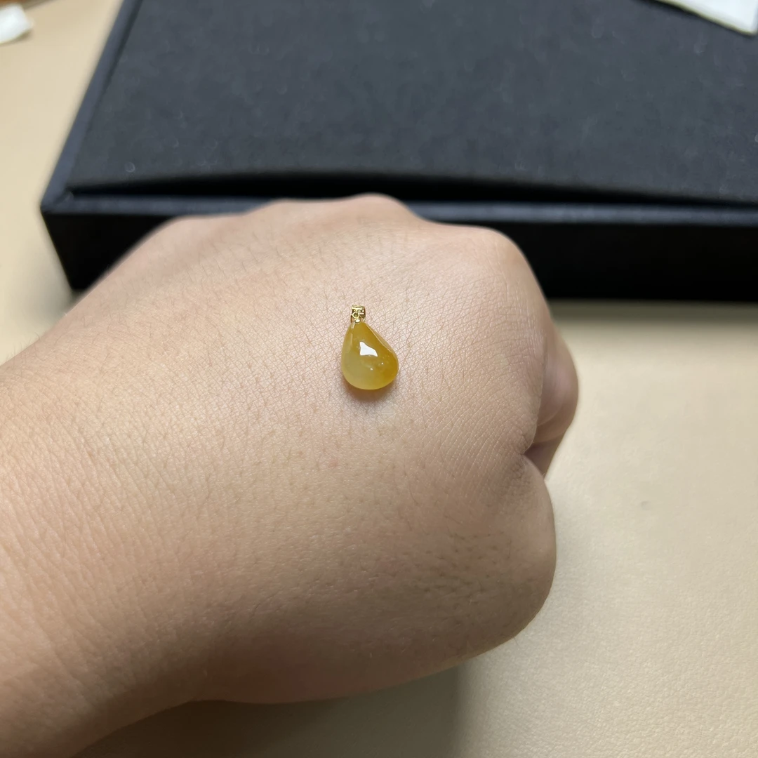 翡翠水滴吊坠冰种冰黄金黄饱满水头好18K金滴水成财女士轻奢