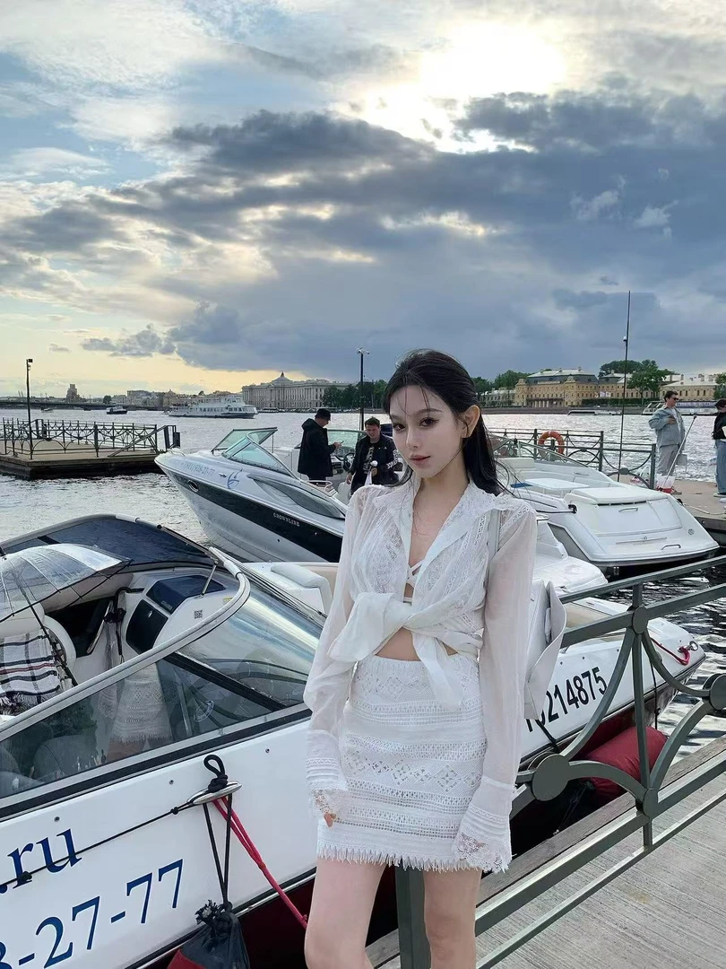 高级感辣妹气质刺绣蕾丝长袖衬衫女2025新款显瘦镂空流苏半裙套装