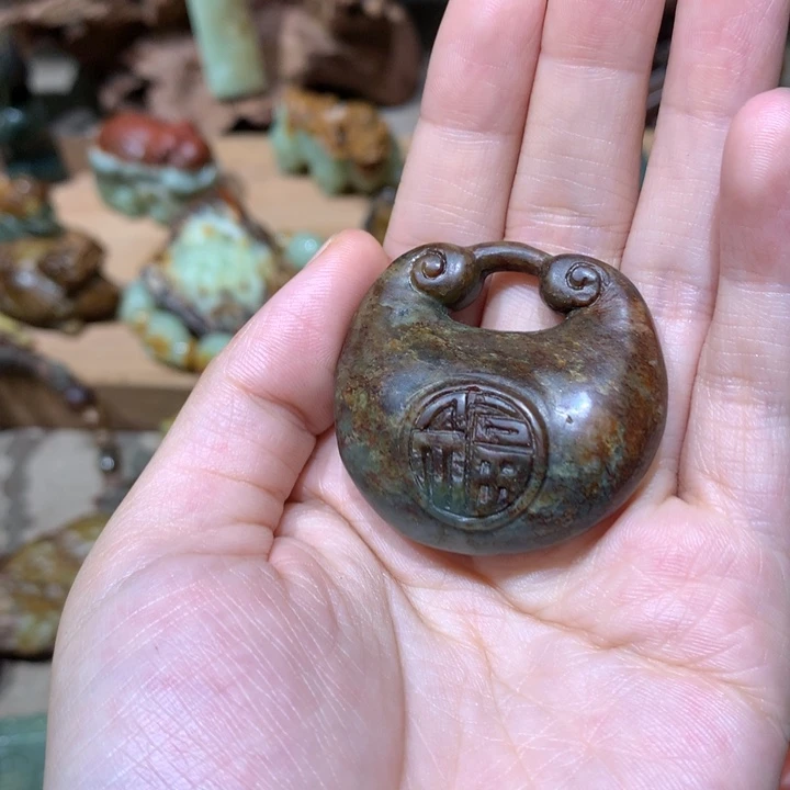 未镶嵌岫岩河磨玉（透闪石质玉）挂件