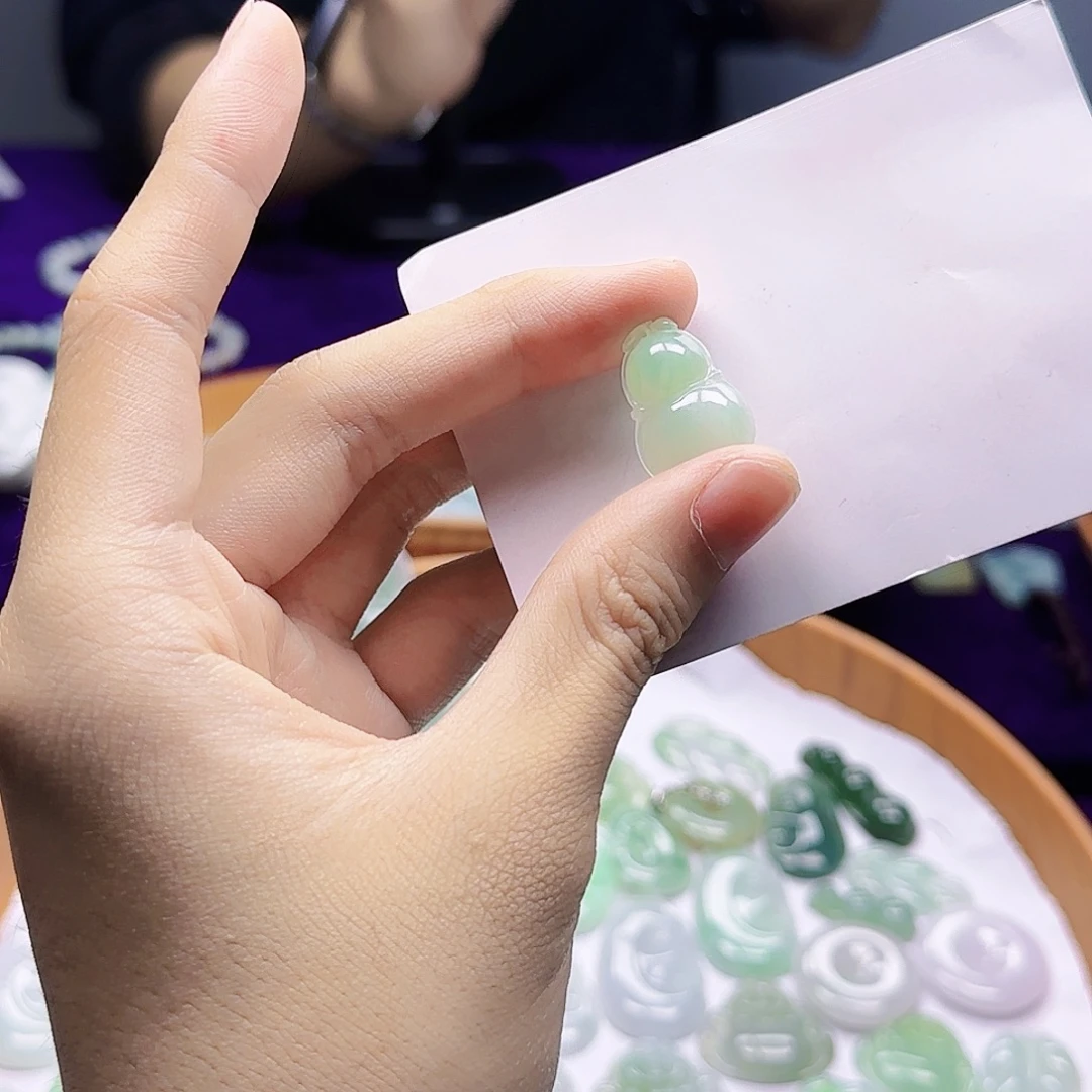 翡翠未镶嵌吊坠(赠链)翡翠