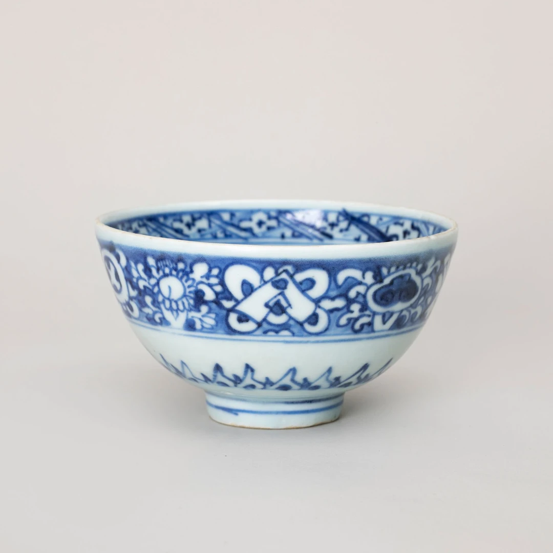 【古董】14、明万历 青花莲瓣蓝地留白灵芝花卉杂宝纹碗