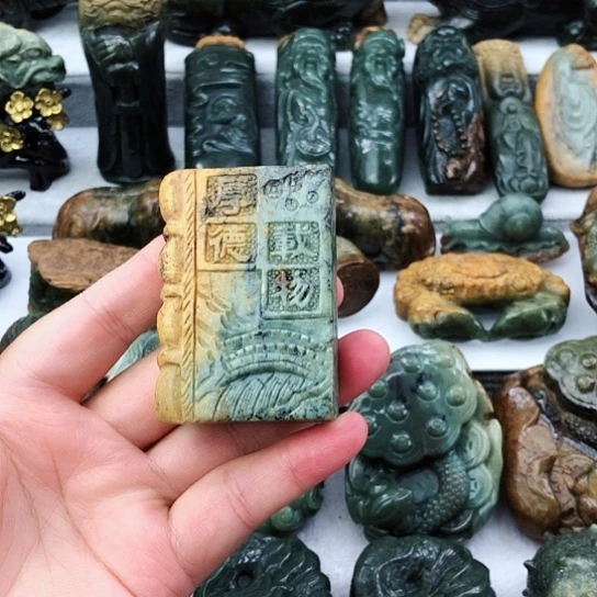 未镶嵌岫岩河磨玉（透闪石质玉）把件
