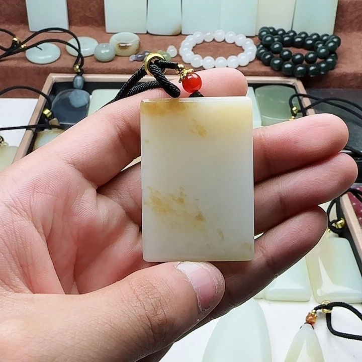 两***生和田玉未镶嵌颈饰