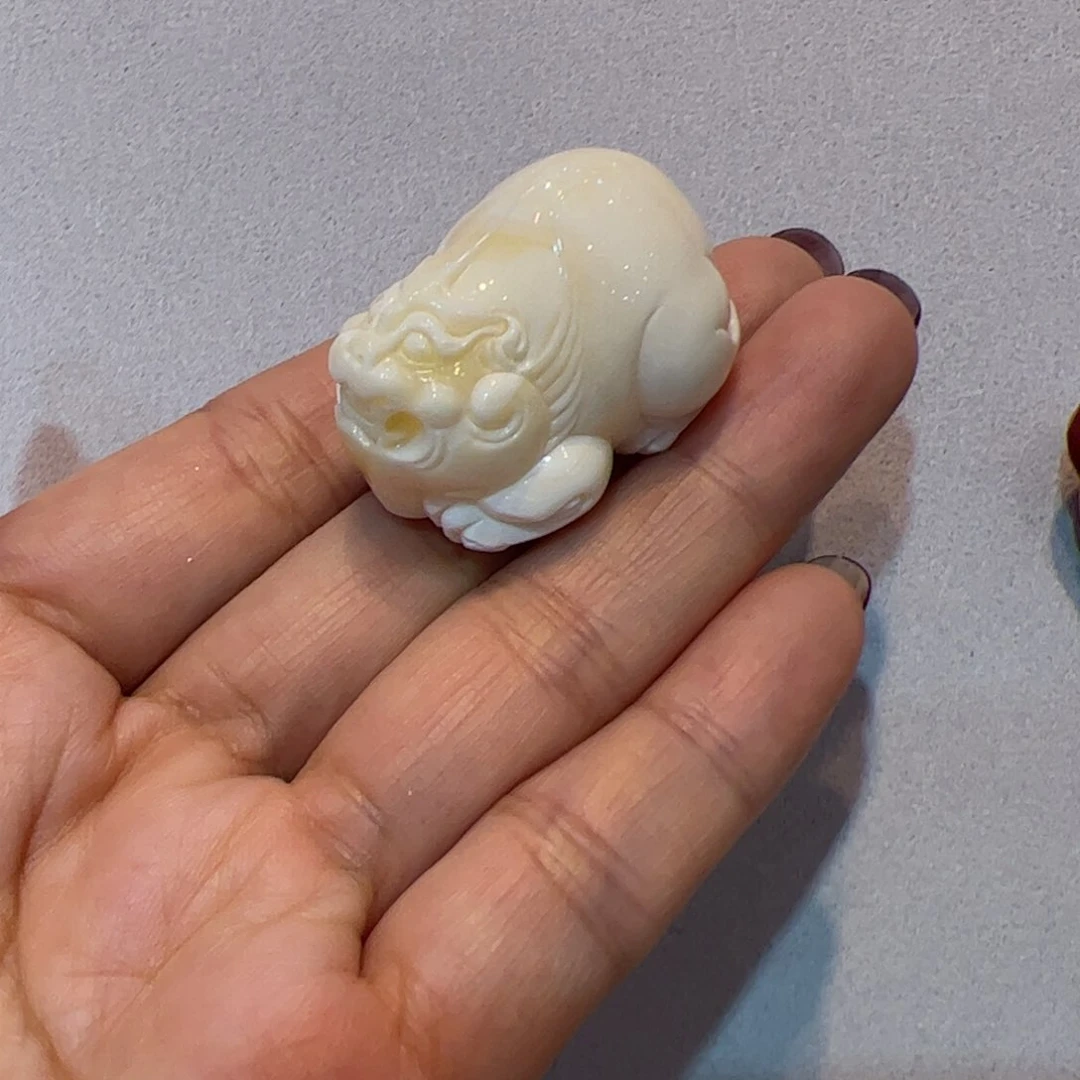 蜜蜡裸石未镶嵌焦皮白蜡貔貅吊坠