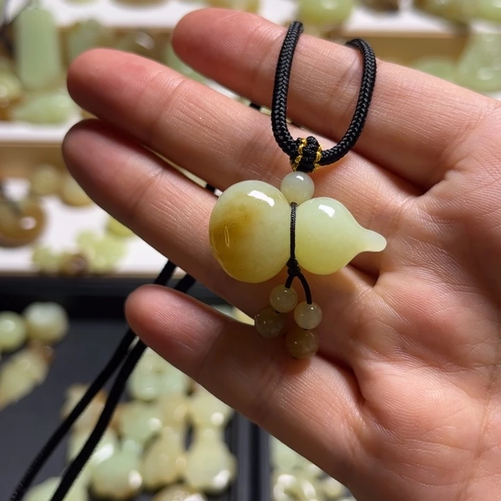 涵***妈和田玉未镶嵌颈饰