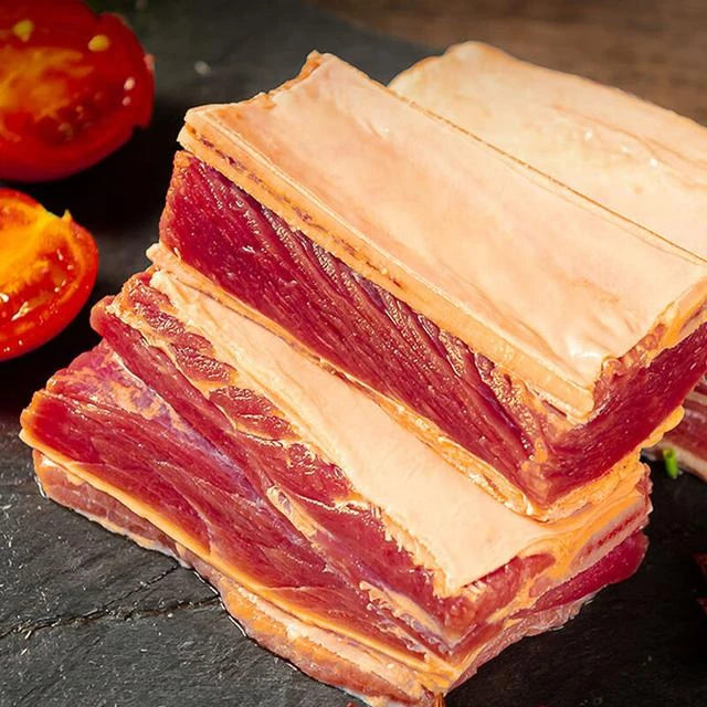 ‌锡林郭勒黄膘牛排‌是源自内蒙古锡林郭勒大草原自由奔跑的小笨牛