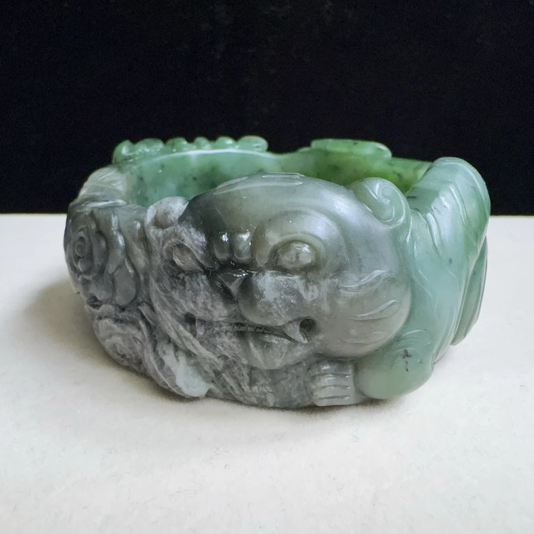 【伟伟鉴定】和田玉 碧玉 雕刻 老虎 正圈镯子56+（宽版）