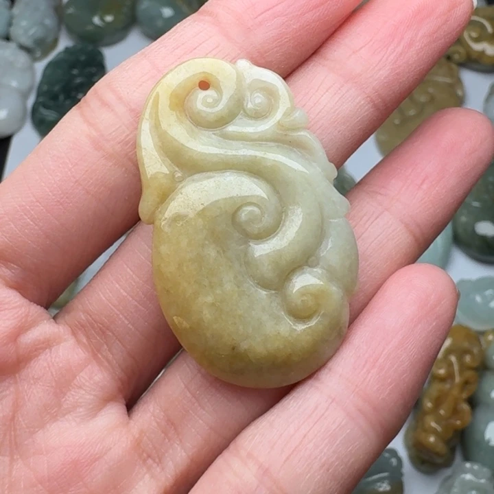 翡翠未镶嵌颈饰如意