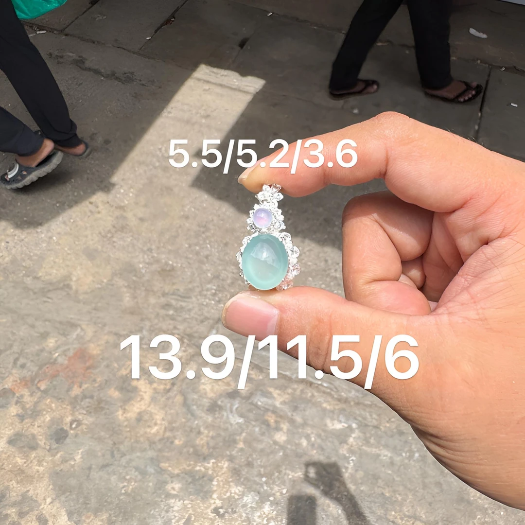 0622(小哪吒在源头)冰种翡翠天空蓝吊坠干净饱满肉细荧光足M150