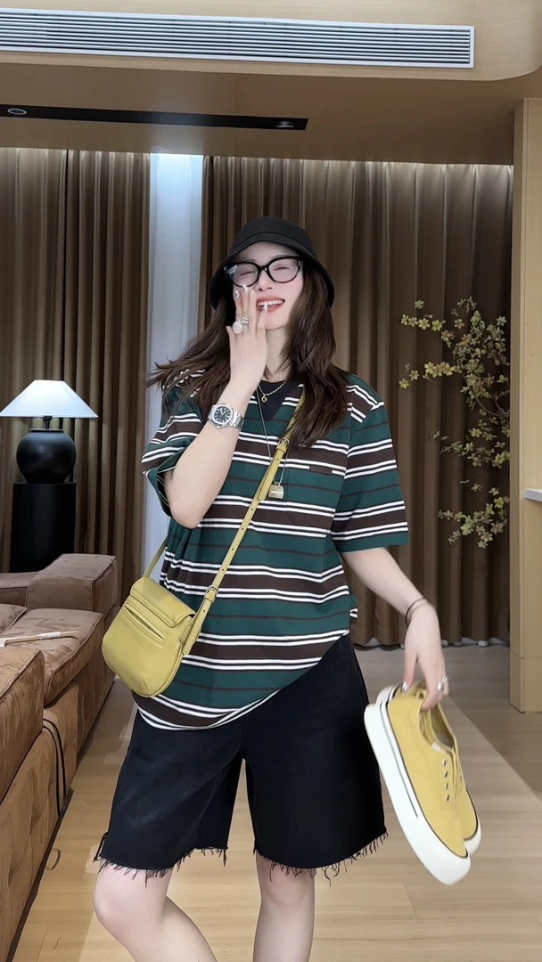 月月不吃鱼2025春款小众设计极简风撞色条纹三角标上衣 2503C1376