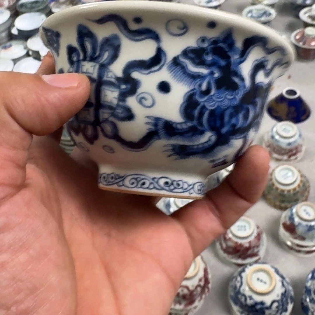 摆件青花狮子大压手