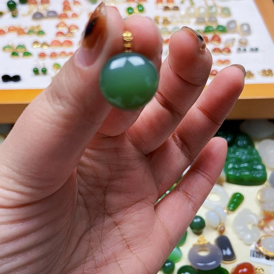 和田玉吊坠18K金镶嵌