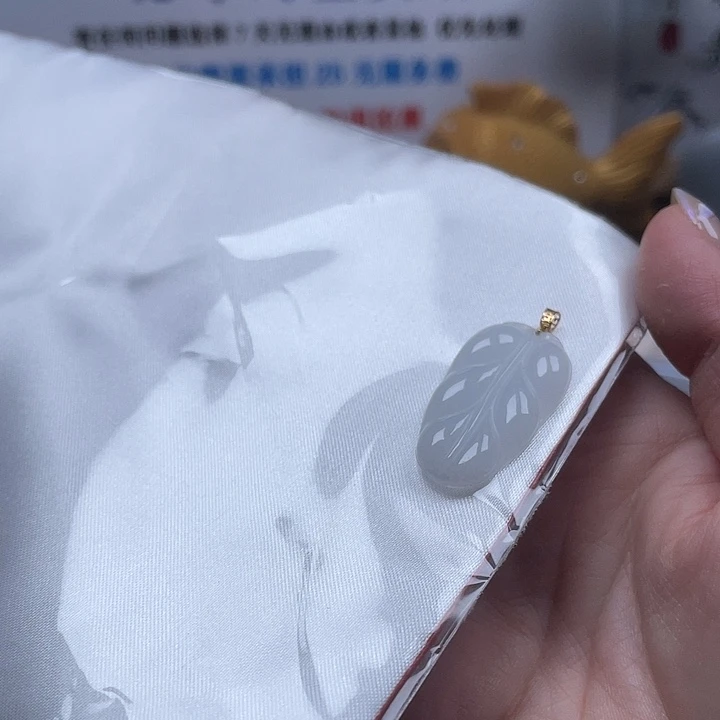 颈饰18K金镶嵌翡翠叶子