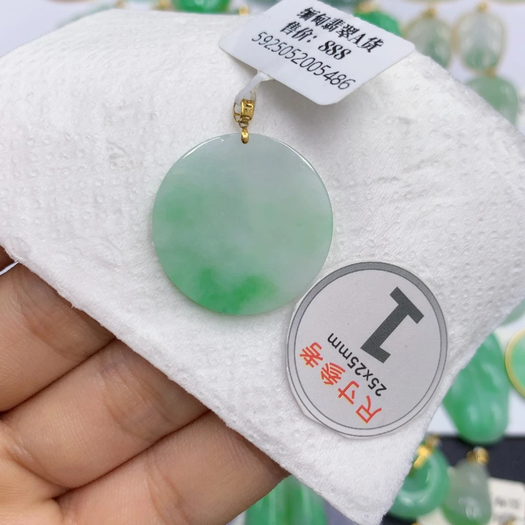 翡翠18K金镶嵌颈饰翡翠