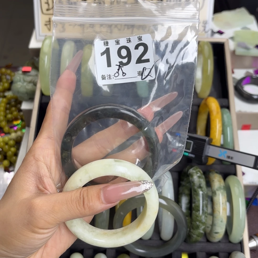 未镶嵌蛇纹石玉手镯?