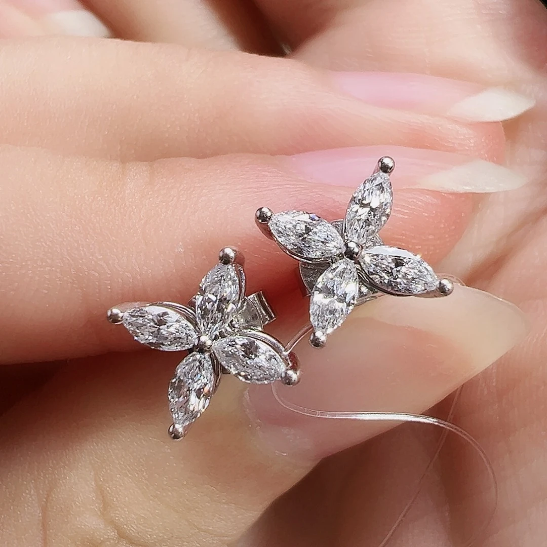 18K金镶嵌耳饰合成钻石