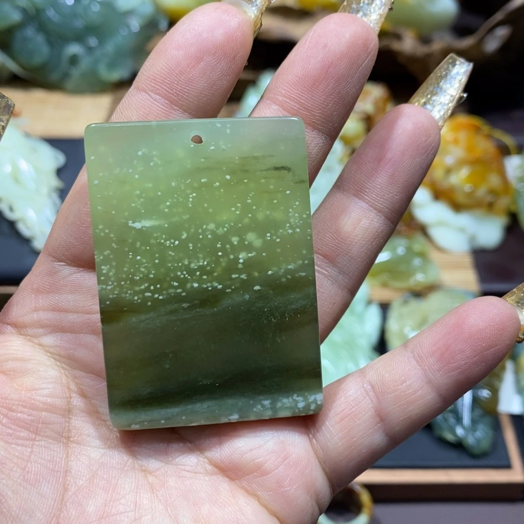 蛇纹石玉颈饰未镶嵌