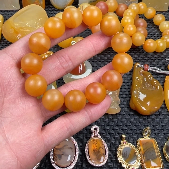 石英质玉（黄龙玉）未镶嵌颈饰