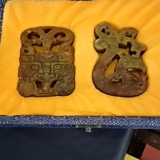 玉盒子装的两个玉牌