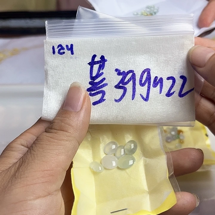 菩***下未镶嵌定制翡翠不退