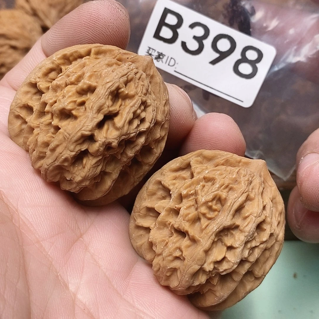 文玩核桃把件龙纹虎。