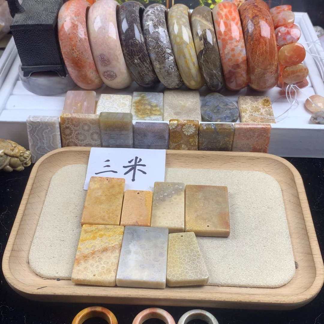游***y硅化珊瑚（珊瑚玉）未镶嵌颈饰