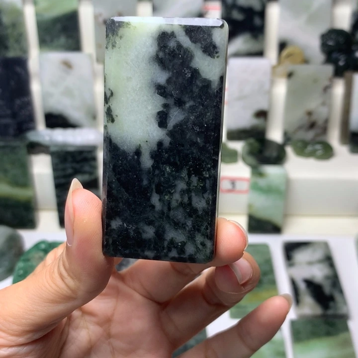 独山玉未镶嵌颈饰