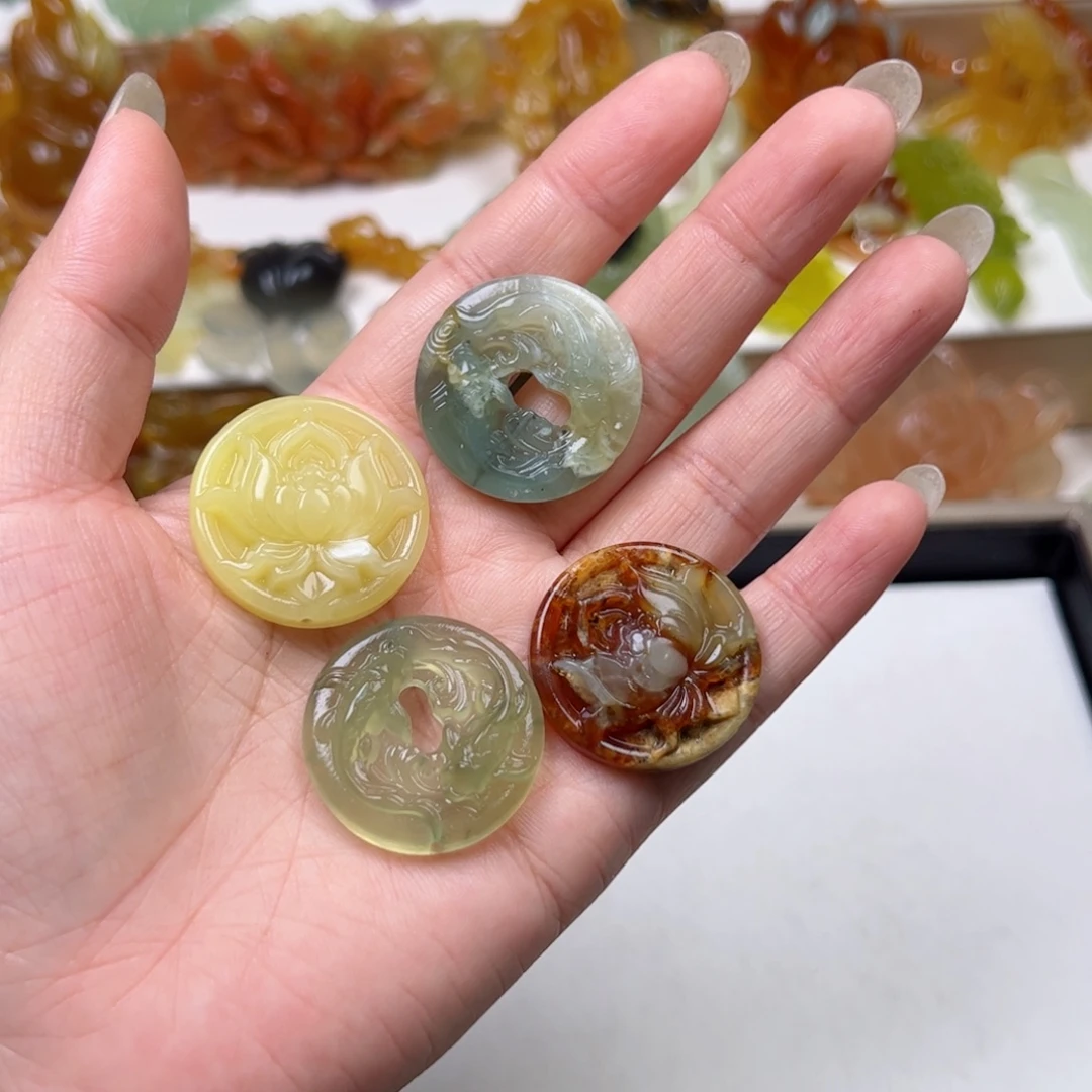 猪****蛇纹石玉未镶嵌颈饰