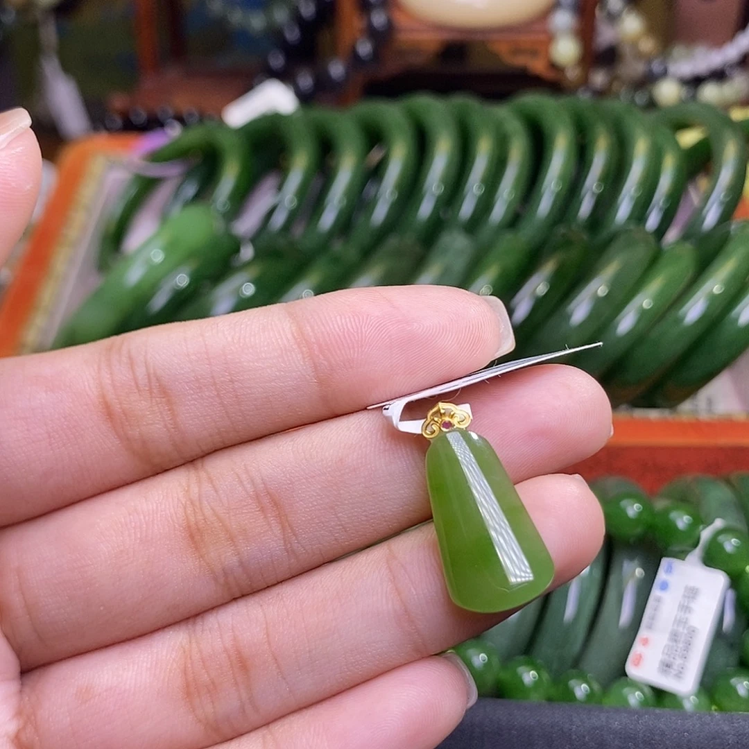 和田玉未镶嵌颈饰碧玉果绿金镶无事牌