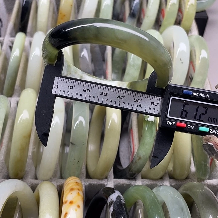 蛇纹石玉未镶嵌手镯210