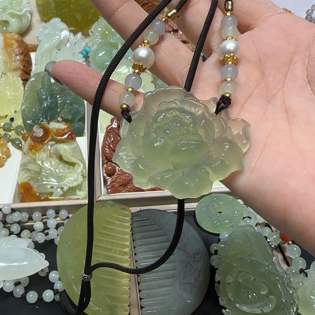 未镶嵌蛇纹石玉吊坠