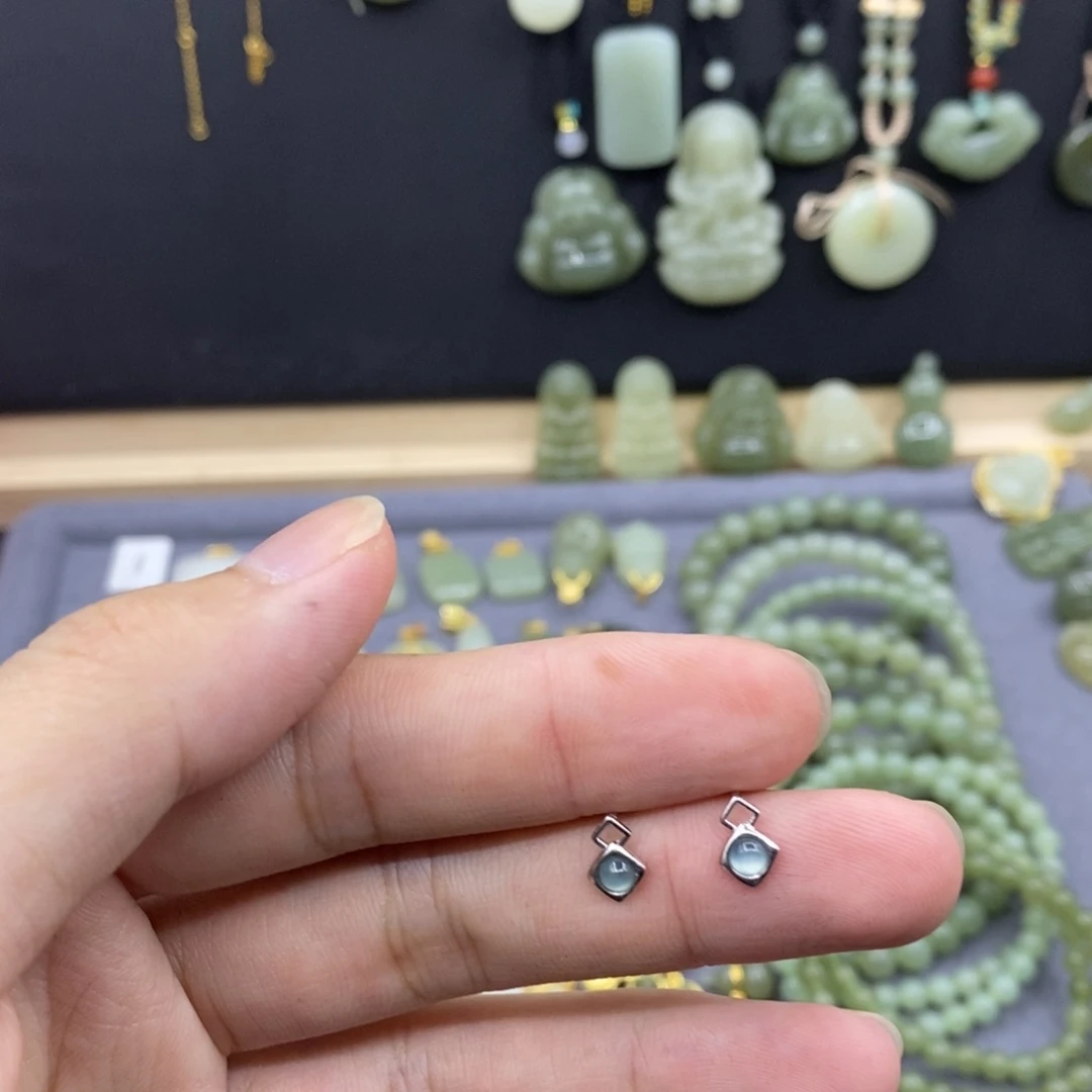 翡翠未镶嵌颈饰娰