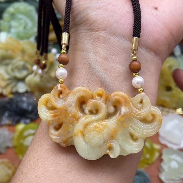 蛇纹石玉未镶嵌吊坠