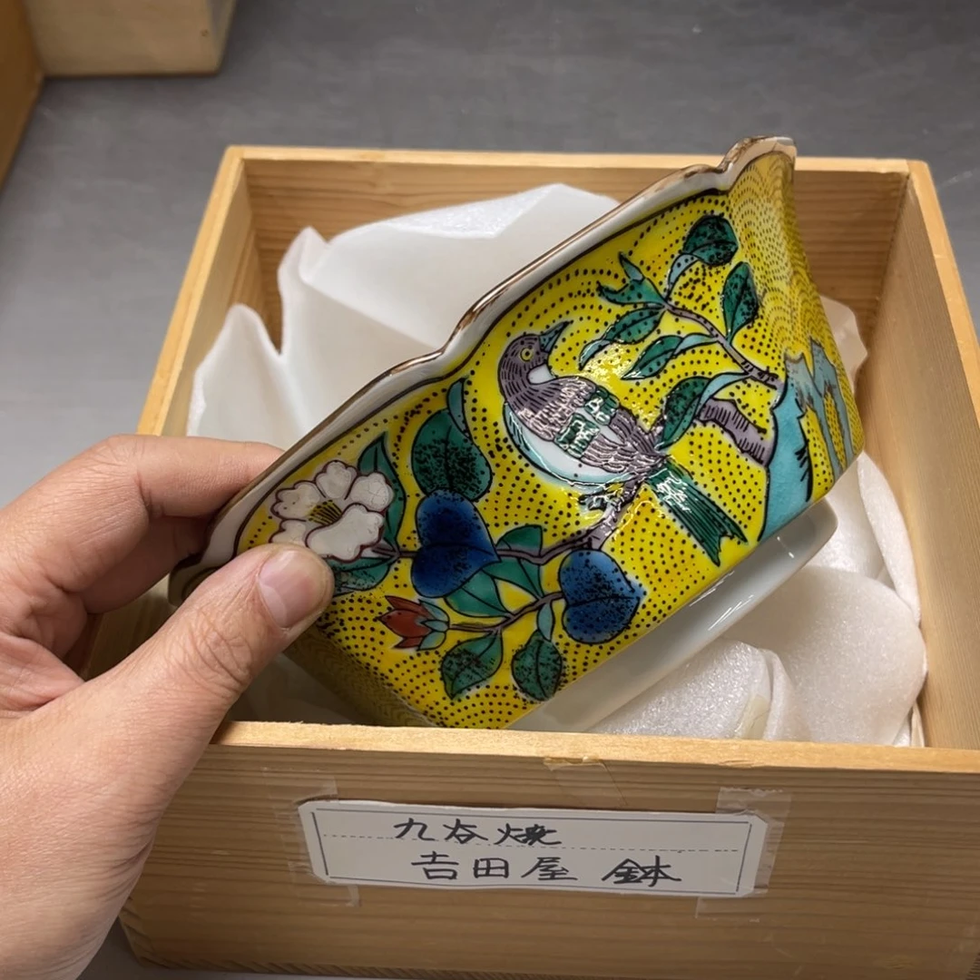 瓷片密密麻麻地排列着一个