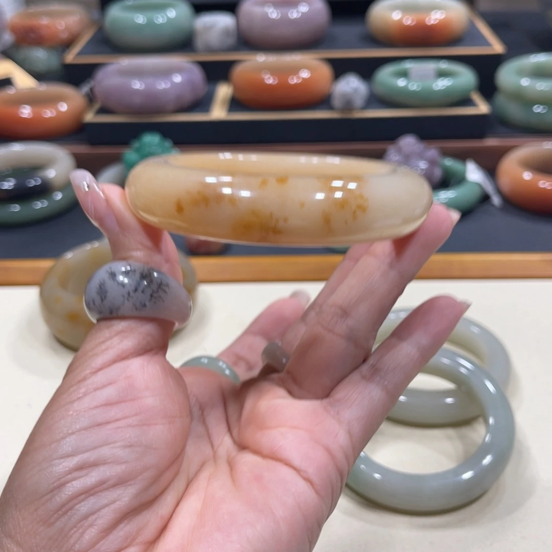 未镶嵌手镯石英岩玉锦**心