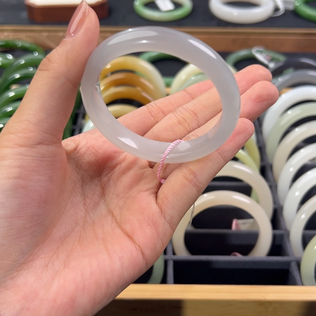 和田玉未镶嵌手镯有细纹