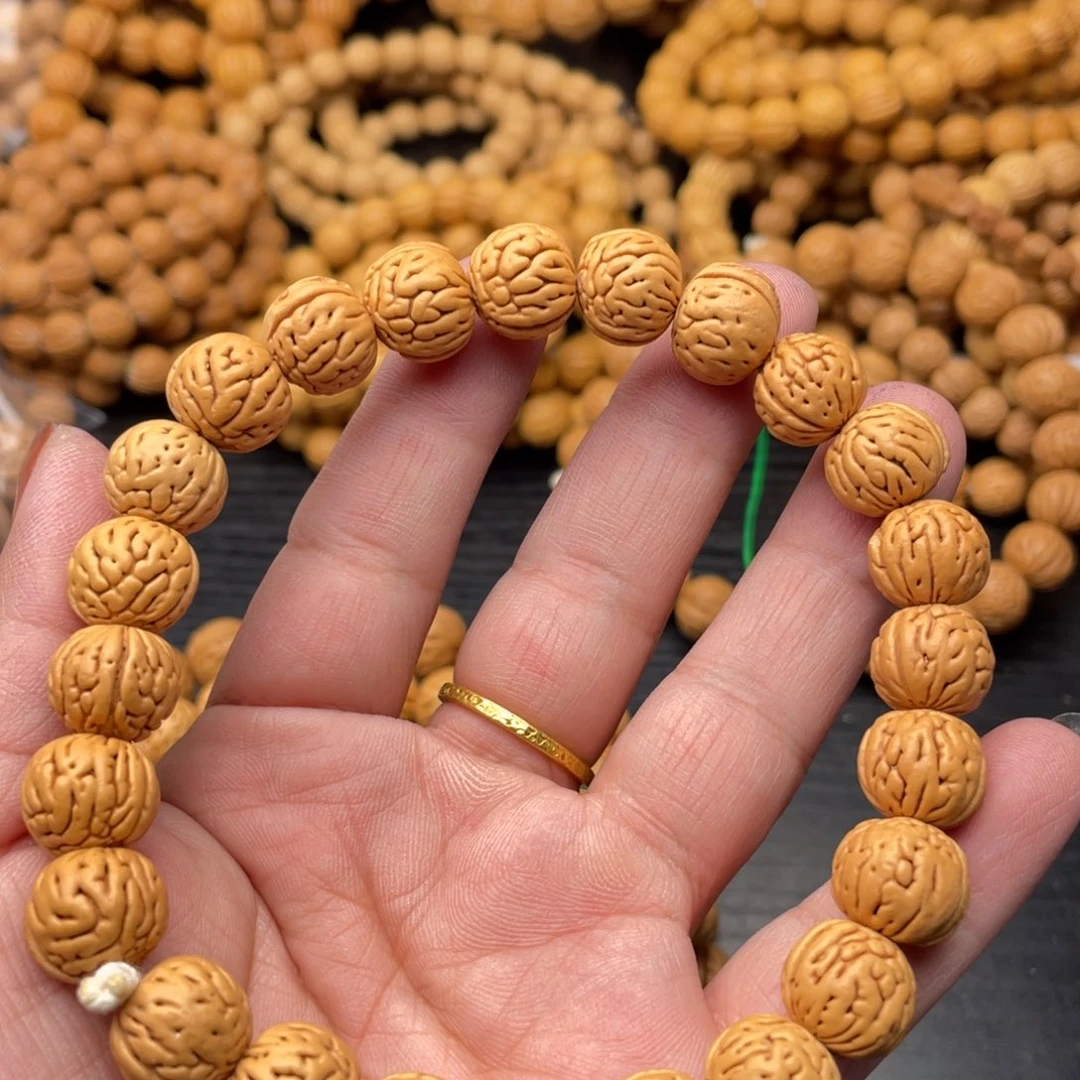 散发188元小桃核手串