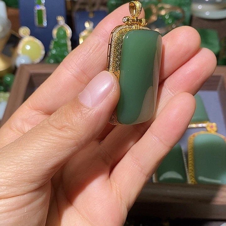 经***飞和田玉（碧玉）18K金镶嵌吊坠(不含链)